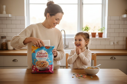 Señora sellando bolsa de cereales en cocina